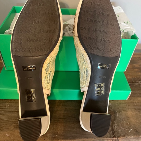 J Renee Faleece Champagne Shoe 11WW - Picture 2 of 7